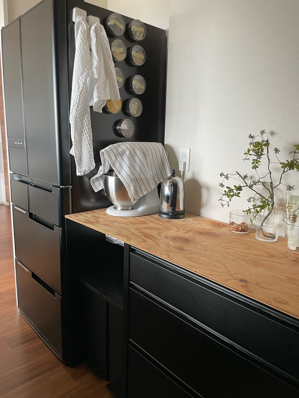 冷蔵庫をカッティングシートで黒にしてみた おうちごはんとおかしとねこ Powered By ライブドアブログ 冷蔵庫をカッティングシートで黒にしてみた おうちごはんとおかしとねこ Powered By ライブドアブログ