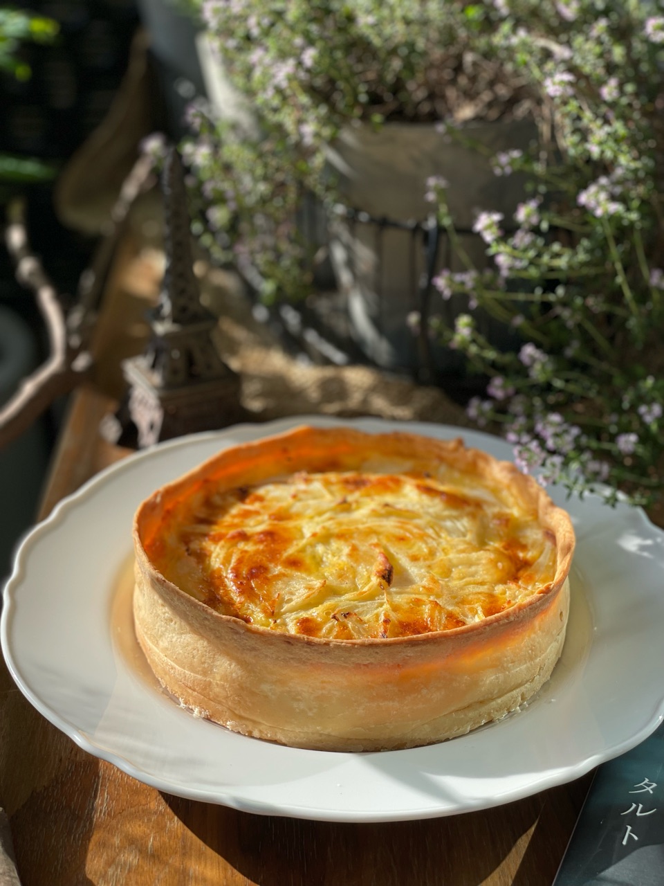 ポーランドソーセージとカラメル玉ねぎのキッシュのレシピ