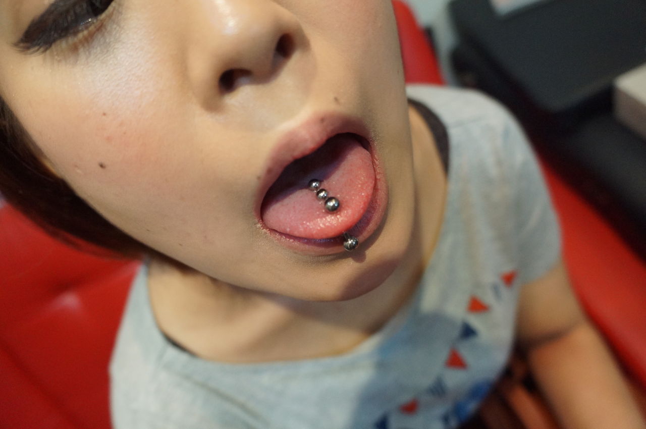三連舌ピアスの例 Body Custom ジョシュアアント