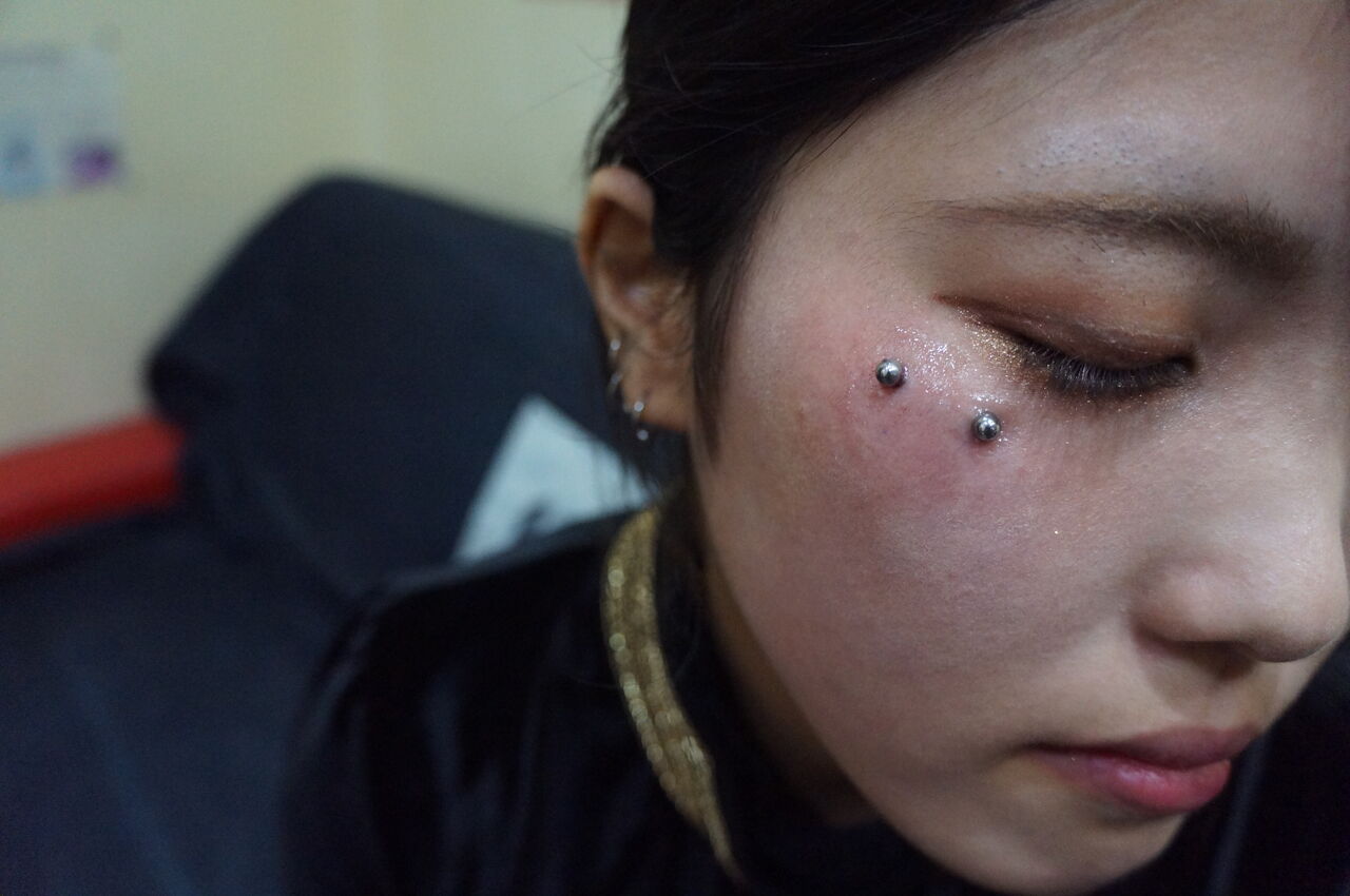 アンチ アイブロウ ピアス