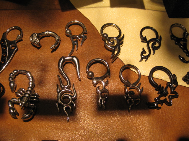 トライバル柄のボディピアス : BODY CUSTOM ジョシュアアント