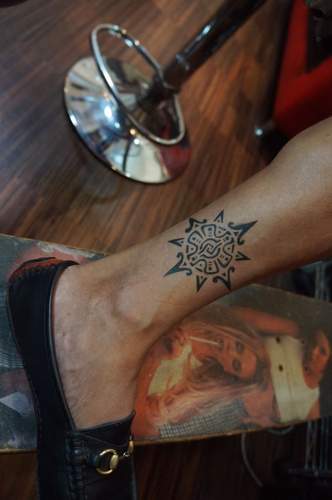 足首にメキシコ風 太陽のボディーペイント Body Custom ジョシュアアント