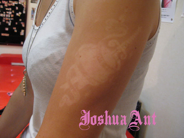 ボディーアートで日焼け跡を残す Body Custom ジョシュアアント