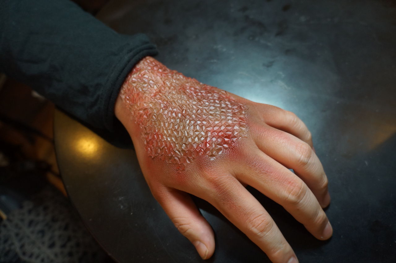 ハロウィン用メイク 本物の蛇の皮を使ったメイクの例 Body Custom ジョシュアアント