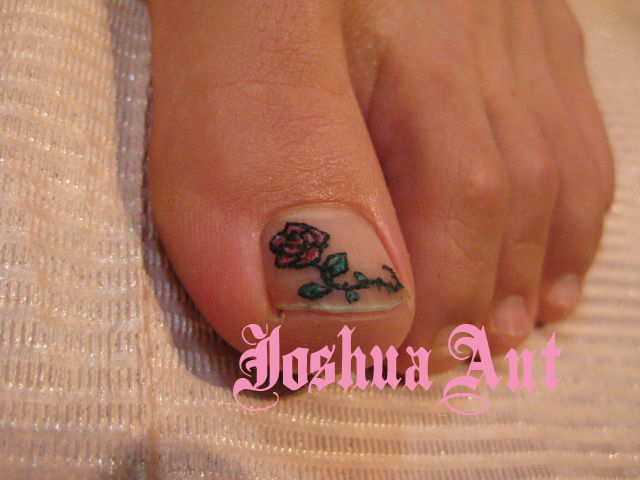 ネイルタトゥーで足の親指に薔薇 Body Custom ジョシュアアント