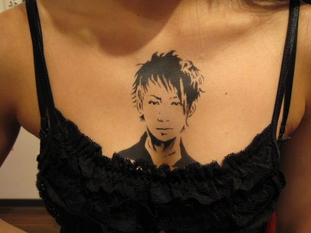 Uverworldの Takuya を胸元にペイントするファン Body Custom ジョシュアアント