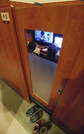 ネットカフェ個室に覗き窓 男性（32）「落ち着かない ...