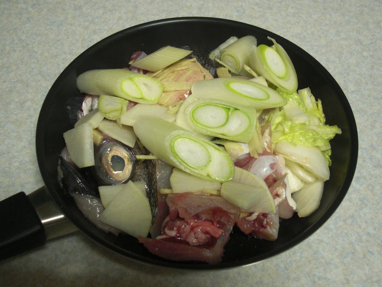 あら鍋で骨をしゃぶる食文化 サムライごはん De自衛自炊