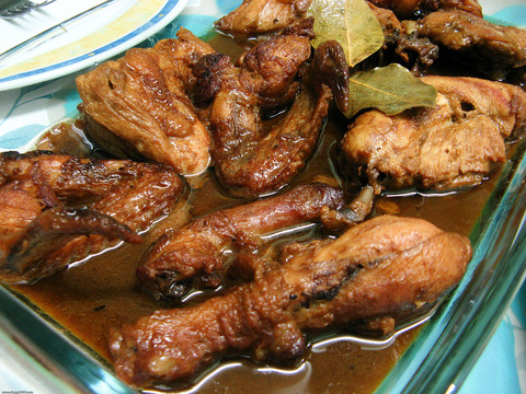 1200px-Chicken_adobo