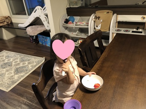 苺を食べる姫_20230115