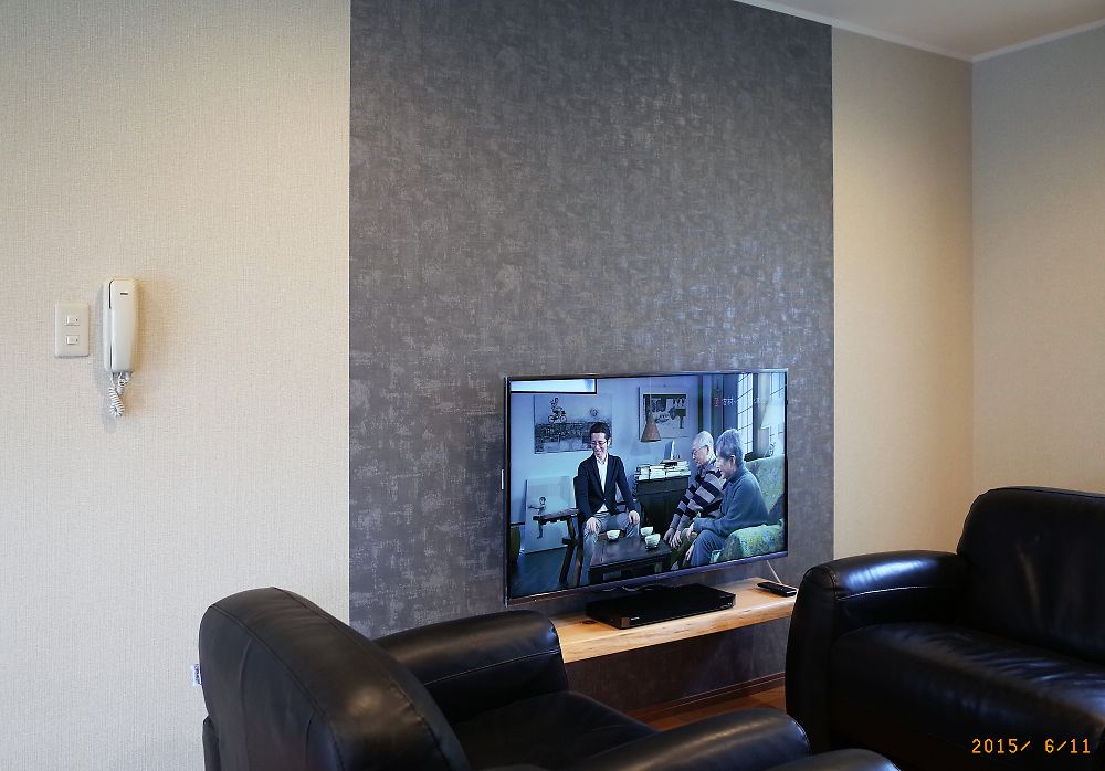 素敵 快適 エコリフォームはこちら 住電工房maru 壁掛け液晶テレビをアクセントクロスで引き立たせる