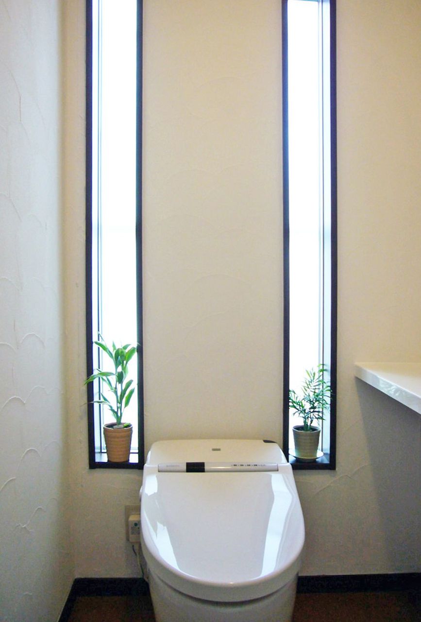 素敵・快適・エコリフォームはこちら… 住電工房MaRu 縦長シンプルアートFIX窓のトイレ