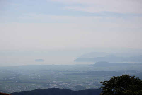 伊吹山から竹生島を望む