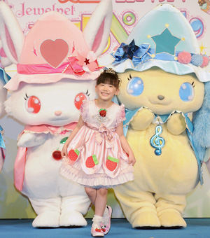 芦田愛菜「ジュエルペット」マーナ姫の衣裳でニッコリ!主題歌も披露!