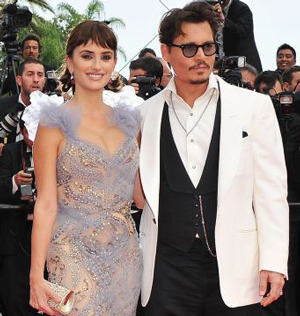 カンヌ映画祭でのペネロペ・クルス(左)とジョニー・デップ