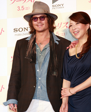 ジョニデはジャック・スパロウの役作りで前歯が金歯なのです。cJulie Minami