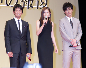 織田（左）、黒木、伊藤、映画『アンダルシア 女神の報復』の完成披露試写会にて。撮影：南樹里