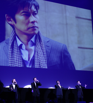 パフォーマンス中のイル・ディーヴォのメンバー、撮影:南樹里