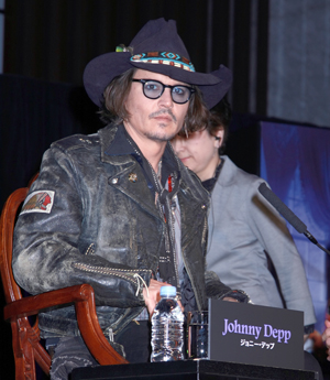 ジョニー・デップ「今の自分があるのはファンとティムのおかげ」／映画『ダーク・シャドウ』来日会見