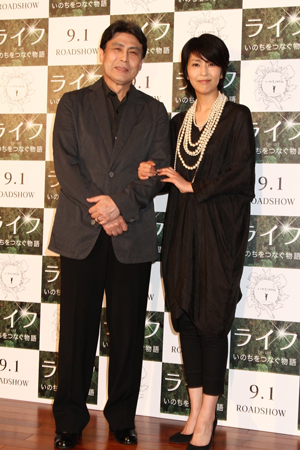 映画『ライフ ―いのちをつなぐ物語―』案内人の松本幸四郎(左)&松たか子