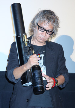 キャノン砲を持つ姿が最も様になっていたのは、伊藤英明が「エメルギーの塊」と敬意を表する本作の三池崇史監督だった