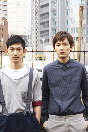 4月23日公開の映画『まほろ駅前多田便利軒』主演の瑛太さん（左）、松田龍平さん（右）