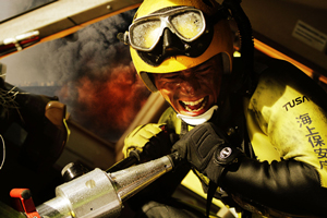 映画『BRAVE HEARTS　海猿』はジャンボジェット機の海上着水事故を描くc2012 F/R/P/T/S/A/FNS