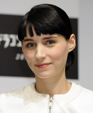 オスカー候補女優ルーニー・マーラが、奇才フィンチャー監督にかわゆく猫パンチ!