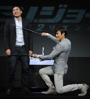 韓流四天王イ・ビョンホン(右)とメガホンを執ったジョン・M・チュウ監督(左)