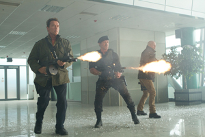 映画『エクスペンダブルズ2』最強無敵予告編が解禁! シュワちゃん、スタローン、ウィリスが大暴れ!