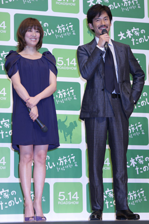 初共演で夫婦役を演じた水川（左）と竹野内。映画『大木家のたのしい旅行 新婚地獄篇』完成披露試写会にてcJulie Minami