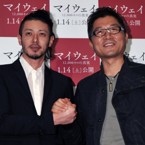 オダギリジョー（左）とカン・ジェギュ監督、映画『マイウェイ 12,000キロの真実』特別映像試写会にて