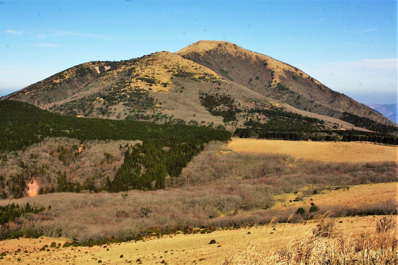 涌蓋山 八丁原から冬晴れの丘を越えて やまやま再発見 涌蓋山 八丁原から冬晴れの丘を越えて やまやま再発見