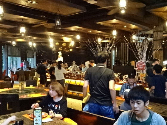 グルメの部屋 3506 ウルウル サファリ レストラン シンガポールのナイトサファリの前に訪問する多国籍ブッフェの店 グルメ三昧