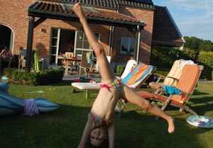 cartwheel_girl01