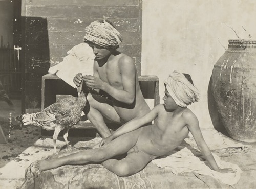 wilhelm_von_gloeden_-_ragazzi con tacchino
