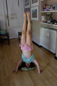 handstand_girl01