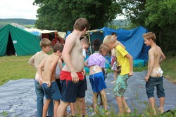 mooning_camp01