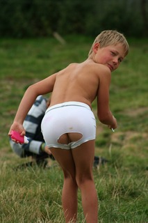 mooning_torn01
