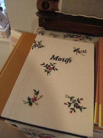 「刺しゅう図案帖 暮らしの中のアンティーク」　　高橋亜紀　ジュドフィル 高橋亜紀「刺しゅう図案帖 : 暮らしの中のアンティーク