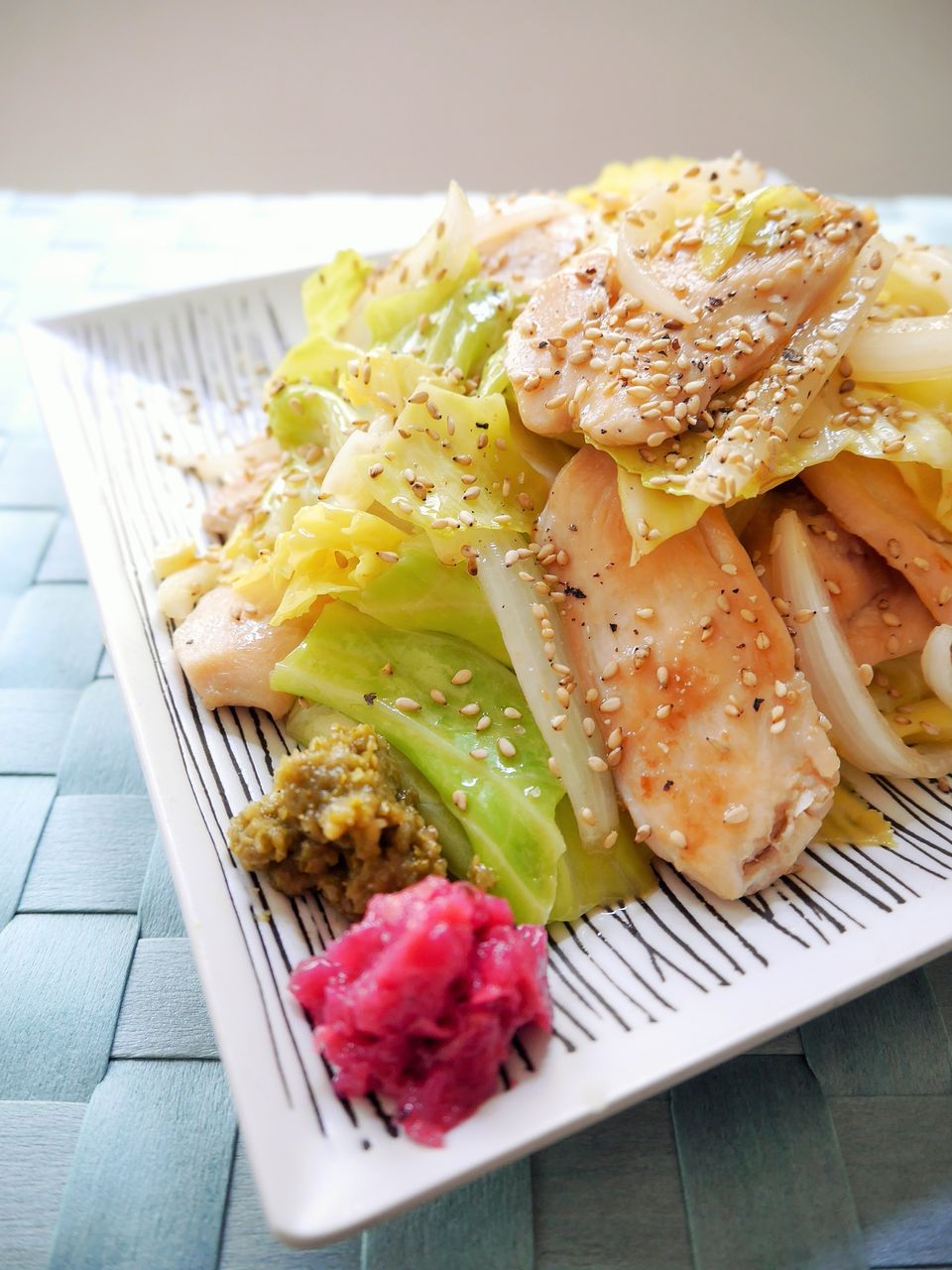 お肉がしっとり 鶏むね肉と新玉ねぎ 春キャベツの中華風サラダ仕立て J S Kitchen