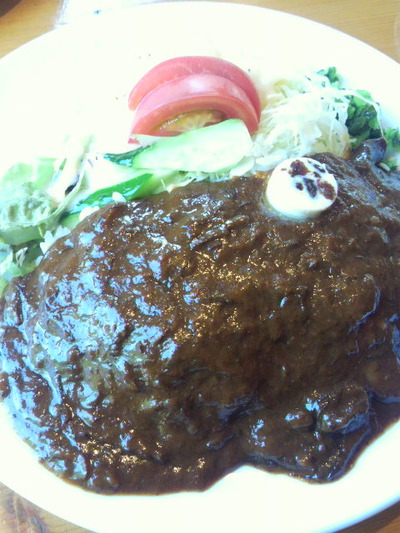 09.レーズンバターが乗った濃厚カレーがサラダとワンプレートで