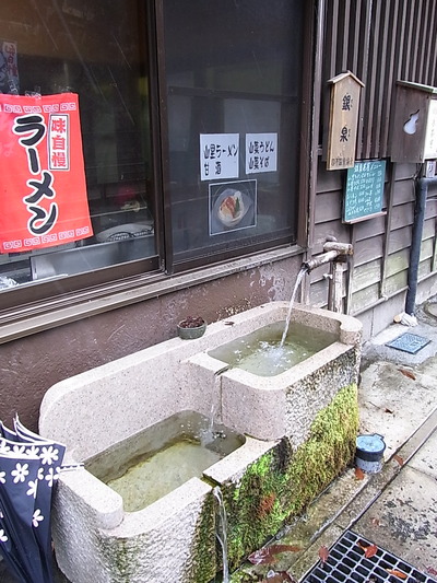 04.お店の前の湧水
