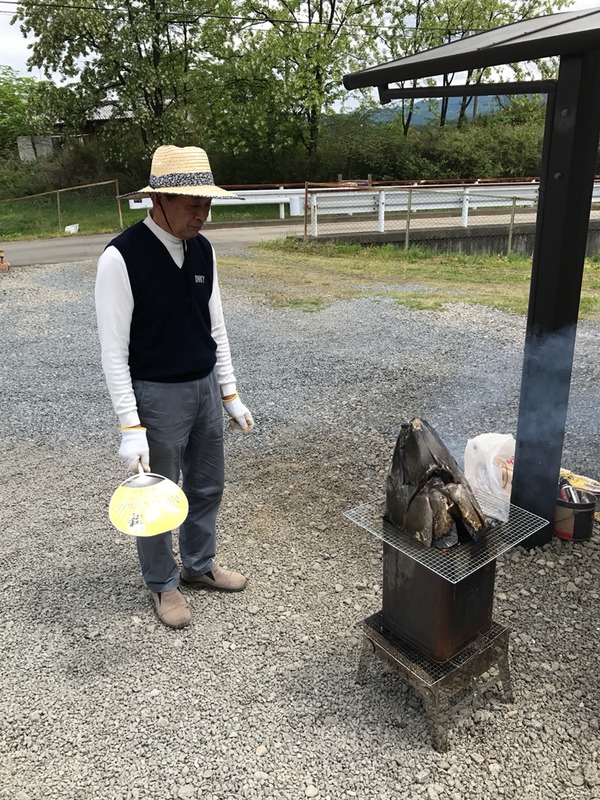 マグロの頭を焼く西欽也