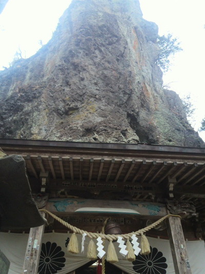 14.岩に張り付く社