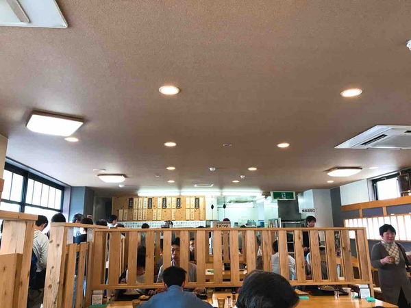 2.広く綺麗な店内