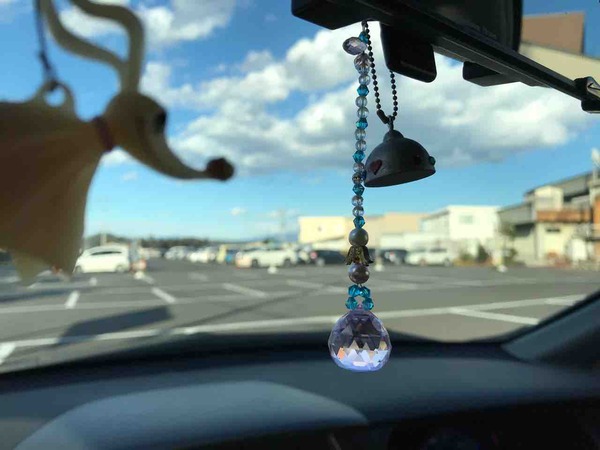 車の中のサンキャッチャー