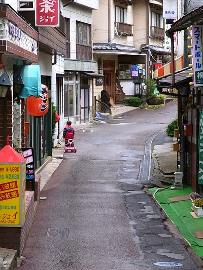 02.温泉街の中にある老舗蕎麦