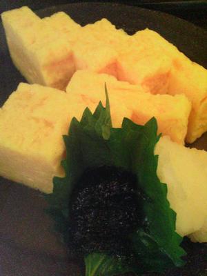 わさび海苔を付けて食べる厚焼き玉子