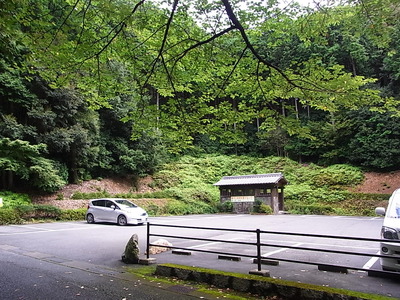 04.広い駐車場とトイレあり